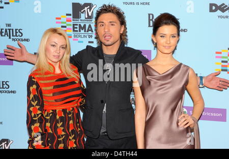 Cantante russo Dima Bilan non identificato e gli ospiti arrivano per gli MTV Europe Music Awards alla O2 World di Berlino, Germania, 05 novembre 2009. MTV ha scelto Berlino per la cerimonia come l'anno 2009 segna il ventesimo anniversario della caduta del muro di Berlino. Foto: Soeren Stache Foto Stock