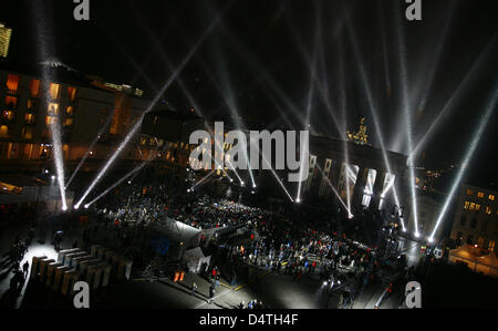 Ventole attendere l'inizio del concerto gratuito della band U2 alla porta di Brandeburgo a Berlino, Germania, 05 novembre 2009. Foto: Florian Schuh Foto Stock