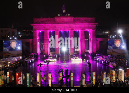 Noi musicista Jon Bon Jovi esegue davanti alla Porta di Brandeburgo a Berlino, Germania, 09 novembre 2009 durante le celebrazioni per il ventesimo anniversario della caduta del muro di Berlino. Foto: WOLFGANG RATTAY Foto Stock