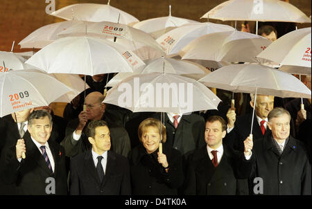 (L-R) il primo ministro britannico Gordon Brown, il presidente francese Nicolas Sarkozy, il Cancelliere tedesco Angela Merkel e il Presidente russo Dmitry Medvedev e il Presidente tedesco Horst Koehler sorridere di fronte alla Porta di Brandeburgo a Berlino, Germania, 09 novembre 2009 durante le celebrazioni per il ventesimo anniversario della caduta del muro di Berlino. Foto: WOLFGANG RATTAY Foto Stock