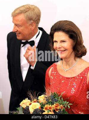 Regina Silvia di Svezia (R) e il Sindaco di Amburgo Ole VON BEUST (L) sorriso ad Amburgo, Germania, 10 novembre 2009. La coppia reale assiste una cena di gala in occasione del cinquantesimo anniversario della camera svedese del commercio in Germania. Foto: Marcus Brandt Foto Stock