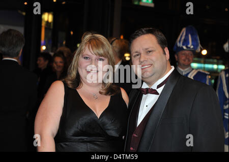 British tenore Paul Potts (R) e sua moglie Julia-Ann sorridere all'UNESCO Gala Benefico 2009 a Duesseldorf in Germania, 14 novembre 2009. La gala è un evento tradizionale con le celebrità per raccogliere fondi per i bambini. Foto: Joerg Carstensen Foto Stock