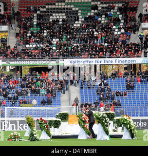 Vista generale sull'obsequies per la Germania goalie Robert Enke a AWD Arena stadium di Hannover, Germania, 15 novembre 2009. Enke si è suicidato sul tardi 10 novembre 2009 vicino alla sua casa. Foto: Marcus Brandt Foto Stock