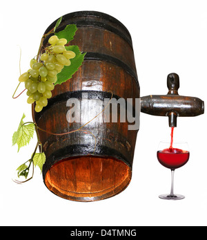Il vino rosso che scorre da una canna con un grappolo di uva e un bicchiere di vino Foto Stock