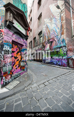 Melbourne's Hosier Lane è un celebre punto di riferimento qualora legale street art decora le pareti. Foto Stock