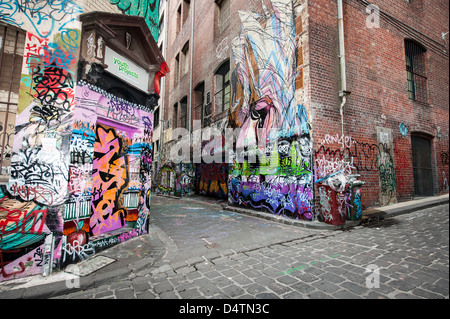 Melbourne's Hosier Lane è un celebre punto di riferimento qualora legale street art decora le pareti. Foto Stock