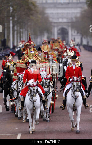 British Queen Elizabeth II la royal carrello rende la sua strada verso Buckingham Palace dopo aver consegnato il suo discorso di apertura della condizione del Parlamento a Londra, in Gran Bretagna, 18 novembre 2009. In un atto cerimoniale, la Regina Elisabetta II ha presentato al governo il programma legislativo per i mesi rimanenti prima di un elezione generale si terrà prima di giugno 2010. Foto: Albert Niebo Foto Stock