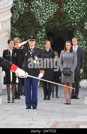 (L-R) Principessa Caroline di Hannover, Andrea Casiraghi, il Principe Alberto II di Monaco, Charlotte Casiraghi, la Principessa Alexandra di Hannover, la Principessa Stephanie di Monaco e Pierre Casiraghi assistere ad una cerimonia come parte di Monaco?s festa nazionale in Monte Carlo, Monaco, 19 novembre 2009. Foto: Albert Nieboer (PAESI BASSI) Foto Stock