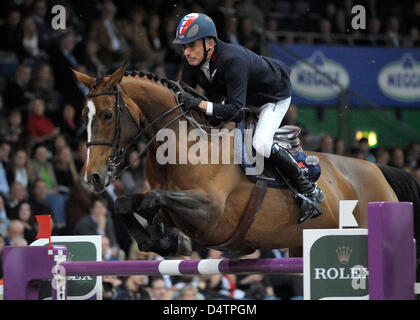 Il francese mostra il ponticello Michel Robert e il suo cavallo Kellemoi de Pepita visto in azione durante il Gran Premio tedesco del Masters di Stoccarda, Germania, 22 novembre 2009. Foto: Ronald Wittek Foto Stock