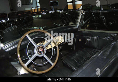 La dispensa non datata foto messe a disposizione dal tedesco concessionaria auto Michael Froehlich su 23 Novembre 2009 mostra l'interno di un classico della Mercedes Limousine che il signor Froehlich sostiene di essere un leader nazista Adolf Hitler erano state utilizzando, a Duesseldorf in Germania. Froehlich dichiara di aver trovato Hitler?s Mercedes Limousine per conto di un cliente russo in corrispondenza di un collettore di Bielefeld, Germania Foto Stock