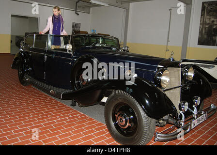 La dispensa non datata foto messe a disposizione dal tedesco concessionaria auto Michael Froehlich su 23 Novembre 2009 mostra un classico Mercedes limousine che il signor Froehlich sostiene di essere un leader nazista Adolf Hitler erano state utilizzando, a Duesseldorf in Germania. Froehlich dichiara di aver trovato Hitler?s Mercedes Limousine per conto di un cliente russo in corrispondenza di un collettore di Bielefeld, Germania. Egli ha detto la ca Foto Stock