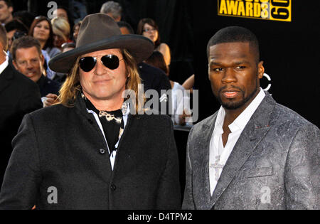 Attore Val Kilmer (L) e il rapper 50 Cent arriva alla American Music Awards 2009 presso il Nokia Theatre di Los Angeles, Stati Uniti d'America, 23 novembre 2009. Foto: Hubert Boesl Foto Stock