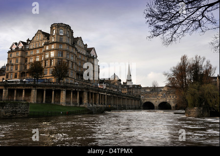 Vista generale del Fiume Avon con l'Empire Hotel (sinistra) e porticato che conduce al Pulteney Bridge in Bath Nov 2009 Foto Stock