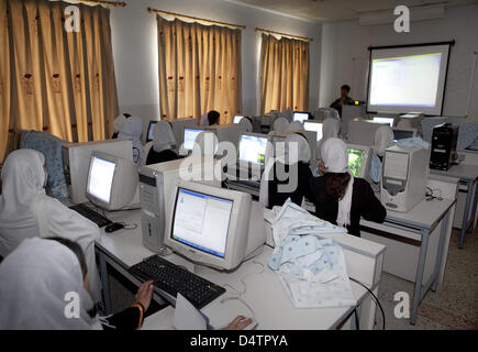 Ragazze afgane di indossare il velo islamico frequentare un computer sciences lezione a Durani Scuola ragazze a Kabul, Afghanistan, 19 maggio 2009. I calcolatori sono una donazione dalla Germania che ha inoltre contribuito a ricostruire la scuola dopo la fine del regime dei talebani. Al momento la Germania era ancora fornendo un sostegno finanziario supplementare e gli insegnanti. Foto: Mika Schmidt Foto Stock