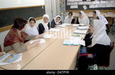 Ragazze afgane di indossare il velo islamico assistere ad una lezione di tedesco presso Durani ragazze High School a Kabul, Afghanistan, 19 maggio 2009. La Germania ha contribuito a ricostruire la scuola dopo la fine del regime dei Talebani e di al momento fornendo un sostegno finanziario supplementare e gli insegnanti. Foto: Mika Schmidt Foto Stock