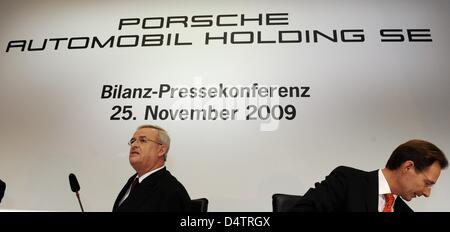 Porsche Automobil Holding SE Amministratore Delegato e membro del consiglio di amministrazione della Volkswagen Martin Winterkorn (L) e Porsche AG CEO Michael Macht parlare a un equilibrio premere conferenza di Stoccarda, Germania, 25 novembre 2009. Per l'anno 2008/2009, Porsche Automobil Holding SE ha effettuato un deficit di 3,6 miliardi di euro a causa della mancata acquisizione di Volkswagen e nonostante un profitto nella vendita di auto. Ph Foto Stock