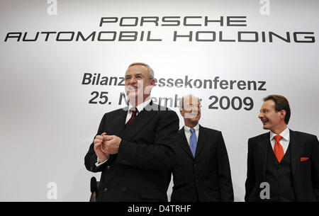 Porsche Automobil Holding SE Amministratore Delegato e membro del consiglio di amministrazione della Volkswagen Martin Winterkorn (L-R), Porsche Automobil Holding SE CFO Hans Dieter Poetsch (L-R) e Porsche AG CEO Michael Macht raffigurato in un equilibrio premere conferenza di Stoccarda, Germania, 25 novembre 2009. Per l'anno 2008/2009, Porsche Automobil Holding SE ha effettuato un deficit di 3,6 miliardi di euro a causa di un guasto Foto Stock