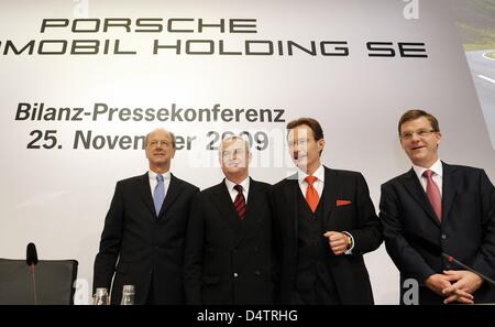 Porsche Automobil Holding SE CFO Hans Dieter Poetsch (L-R), Porsche Automobil Holding SE Amministratore Delegato e membro del consiglio di amministrazione della Volkswagen Martin Winterkorn, Porsche AG CEO Michael Macht e Porsche AG membro del consiglio di amministrazione per le risorse umane Thomas Edig raffigurato in un equilibrio premere conferenza di Stoccarda, Germania, 25 novembre 2009. Per l'anno 2008/2009, Porsche Automobil Holding SE HA Foto Stock