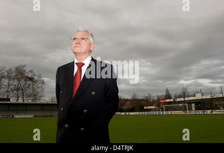 Peter Mankartz, presidente della quarta divisione club di calcio SC Verl, raffigurato presso lo stadio An der Poststrasse in Verl, Germania, 25 novembre 2009. Secondo il club, nessuno dei suoi giocatori confessato manipolazioni entro il nuovo scandalo di scommesse. Tuttavia, i due giocatori sono stati banditi dalla formazione e operazioni di club. Foto: BERND THISSEN Foto Stock