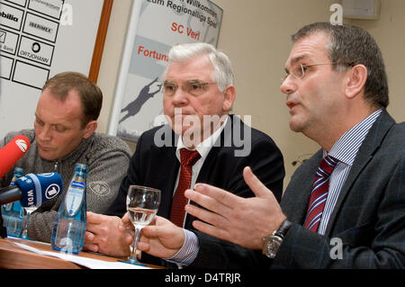 Head Coach Bertels Raimund (L-R) Presidente Pietro Mankartz e vice presidente Jochen Scholz della quarta divisione club di calcio SC Verl, dare una conferenza stampa a Verl, Germania, 25 novembre 2009. Secondo il club, nessuno dei suoi giocatori confessato manipolazioni entro il nuovo scandalo di scommesse. Tuttavia, i due giocatori sono stati banditi dalla formazione e operazioni di club. Foto: BERND THISSEN Foto Stock