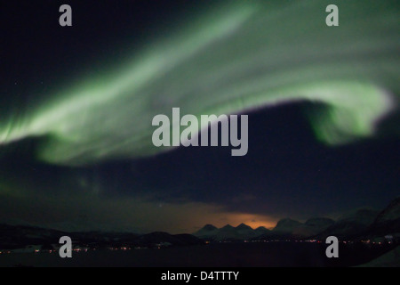 Aurora boreale o le luci del nord in movimento attraverso il cielo notturno entro il Circolo Polare Artico di Troms Tromso Norvegia regione 2013 Foto Stock