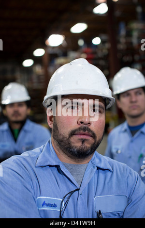 Chiusura del lavoratore nella pianta di metallo Foto Stock