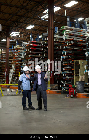 Lavoratore e imprenditore della pianta di metallo Foto Stock