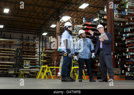 Lavoratori e imprenditore della pianta di metallo Foto Stock