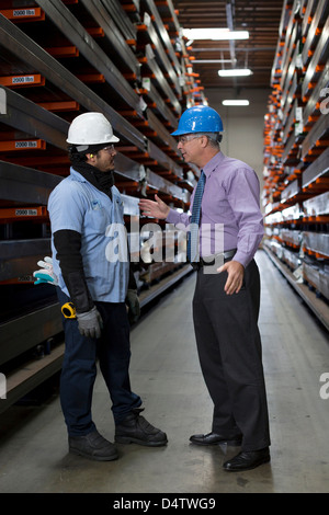 Lavoratore e imprenditore della pianta di metallo Foto Stock