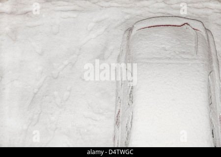 Coperte di neve auto nel viale di accesso Foto Stock