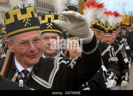 I partecipanti di 29 costumi carrier, montagna e associazioni di cabina e 300 musicisti di partecipare ad una tradizionale sfilata di Chemnitz (Germania), 28 novembre 2009. La tradizionale sfilata di Chemnitz è uno dei tanti cortei che inizia la stagione di natale. Foto: Ralf Hirschberger Foto Stock