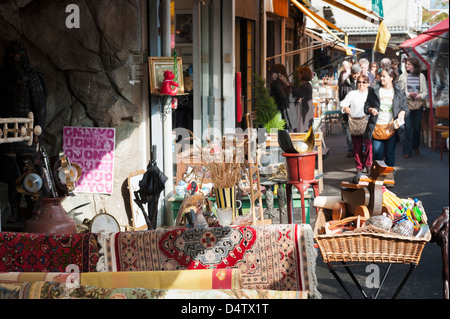 Il Marché aux Puces (mercato delle pulci) a St-Ouen vicino a Clignancourt nel nord di Parigi, Francia. Foto Stock