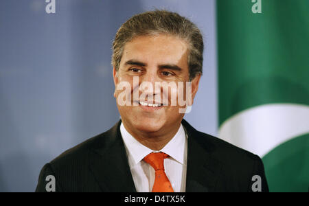 Il Pakistan?s il Ministro degli Esteri Shah Mehmood Qureshi durante una conferenza stampa presso il Foreign Office di Berlino, Germania, 30 novembre 2009. Qureshi si è incontrato con il tedesco Westerwelle FM. Foto: HANNIBAL HANSCHKE Foto Stock