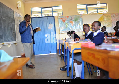 Gli alunni di ascoltare il loro Maestro durante la classe a Kip Keino High School a Eldoret, in Kenya, il 26 ottobre 2009. Foto: Andreas Gebert Foto Stock