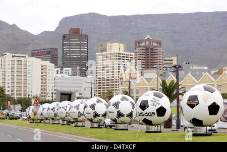 Enormi palloni da calcio che rappresentano i precedenti Coppe del Mondo stand di Città del Capo in Sud Africa, 01 dicembre 2009. I gruppi della Coppa del Mondo FIFA 2010 in Sud Africa sarà redatto il 04 dicembre 2009. Foto: BERND WEISSBROD Foto Stock