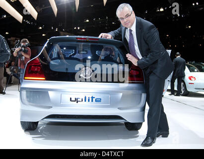 Stefan Jacoby, CEO di Volkswagen (VW) d'America, sorride in una VW Up! Presso il Los Angeles Auto Show di Los Angeles, Stati Uniti, 02 dicembre 2009. Foto: Friso Gentsch Foto Stock