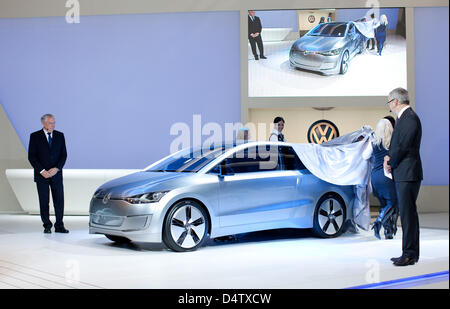 Ulrich Hackenberg (L), membro del consiglio di amministrazione della Volkswagen (VW) responsabile per lo sviluppo, e Stefan Jacoby (R), il CEO di Volkswagen of America, svelano il VW Up! Lite presso il Los Angeles Auto Show di Los Angeles, Stati Uniti, 02 dicembre 2009. Foto: Friso Gentsch Foto Stock