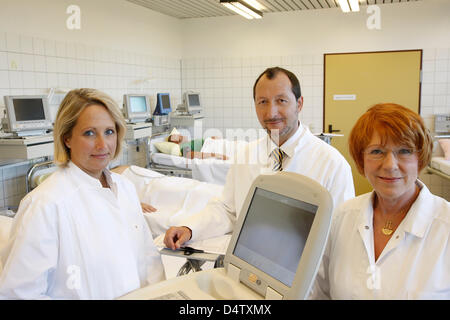 Questa dispensa non datata immagine mostra gli scienziati Dagmar Kubitza (L-R), Frank Misselwitz e Elisabeth Perzborn in piedi dietro un monitor di sorveglianza a Wuppertal, Germania. Il team che ha sviluppato una compressa contenente l'agente Rivaroxaban che può prevenire trombosi inserito le finali della tedesca futuro premio che verrà assegnato a Berlino il 02 dicembre 2009. La compressa farà Foto Stock