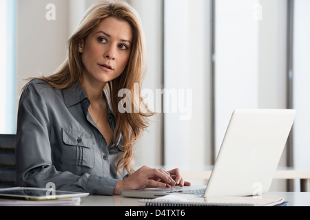 Imprenditrice lavorando sul computer portatile Foto Stock