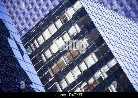 Finestre riflettenti di grattacieli urbani Foto Stock