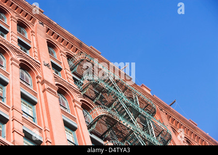 Fire escape su edificio di appartamenti Foto Stock