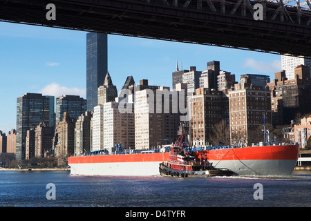 Barge in New York City bridge Foto Stock