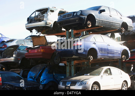 Automobili in seduta junkyard Foto Stock