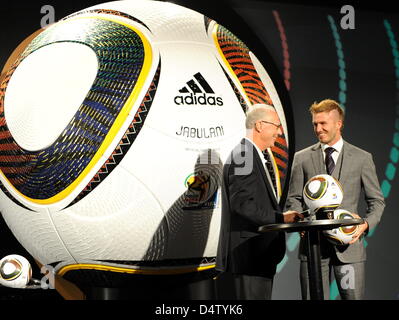 Calcio tedesco leggenda Franz Beckenbauer (L), presidente del 2006 FIFA World Cup Germany, chat con l'Inghilterra international David Beckham (R) come Jabulani, la palla ufficiale per i Mondiali di Calcio FIFA 2010 in Sud Africa è consegnato a Cape Town, Sud Africa, 04 dicembre 2009. Jabulani è prodotta dalla società tedesca di adidas. Foto: BERND WEISSBROD Foto Stock