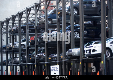 Vetture nella struttura di parcheggio Foto Stock