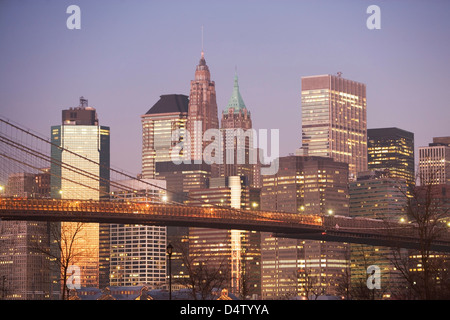 New York skyline della città illuminata di notte Foto Stock