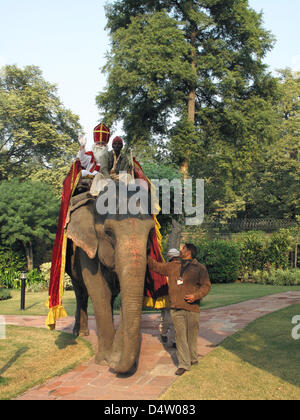 San Nicolò arriva su un elefante all'ambasciata tedesca in India a Nuova Delhi, India, 06 dicembre 2009. Le renne non sono fatti per i 25 gradi centigradi al capitale indiana, e sarebbe troppo esaurito per i 200 bambini di New Delhi la scuola tedesca festeggia San Nicola. Foto: Può Merey Foto Stock