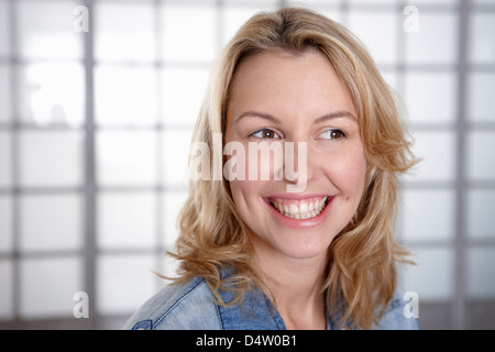 Close up di donna faccia sorridente Foto Stock