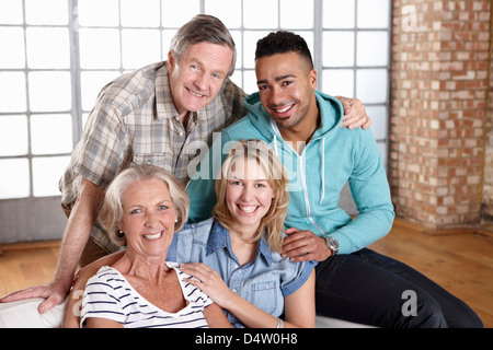 Famiglia rilassante insieme sul divano Foto Stock