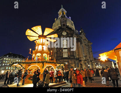 Vista del Mercatino di Natale di fronte alla chiesa di Nostra Signora sulla piazza Neumarkt a Dresda, Germania, 07 dicembre 2009. Tre in comune ed uno centrale di mercatino di Natale in piazza Neumarkt sono detenute nel capitale sassone di quest'anno. Foto: Matthias Hiekel Foto Stock